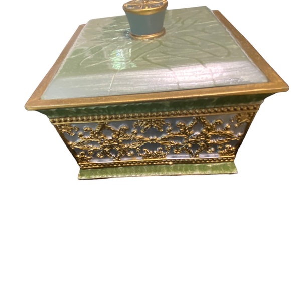 Placemats, napkins, trinket box, and soap/lotion dispenser 🌿 - Picture 7 of 15